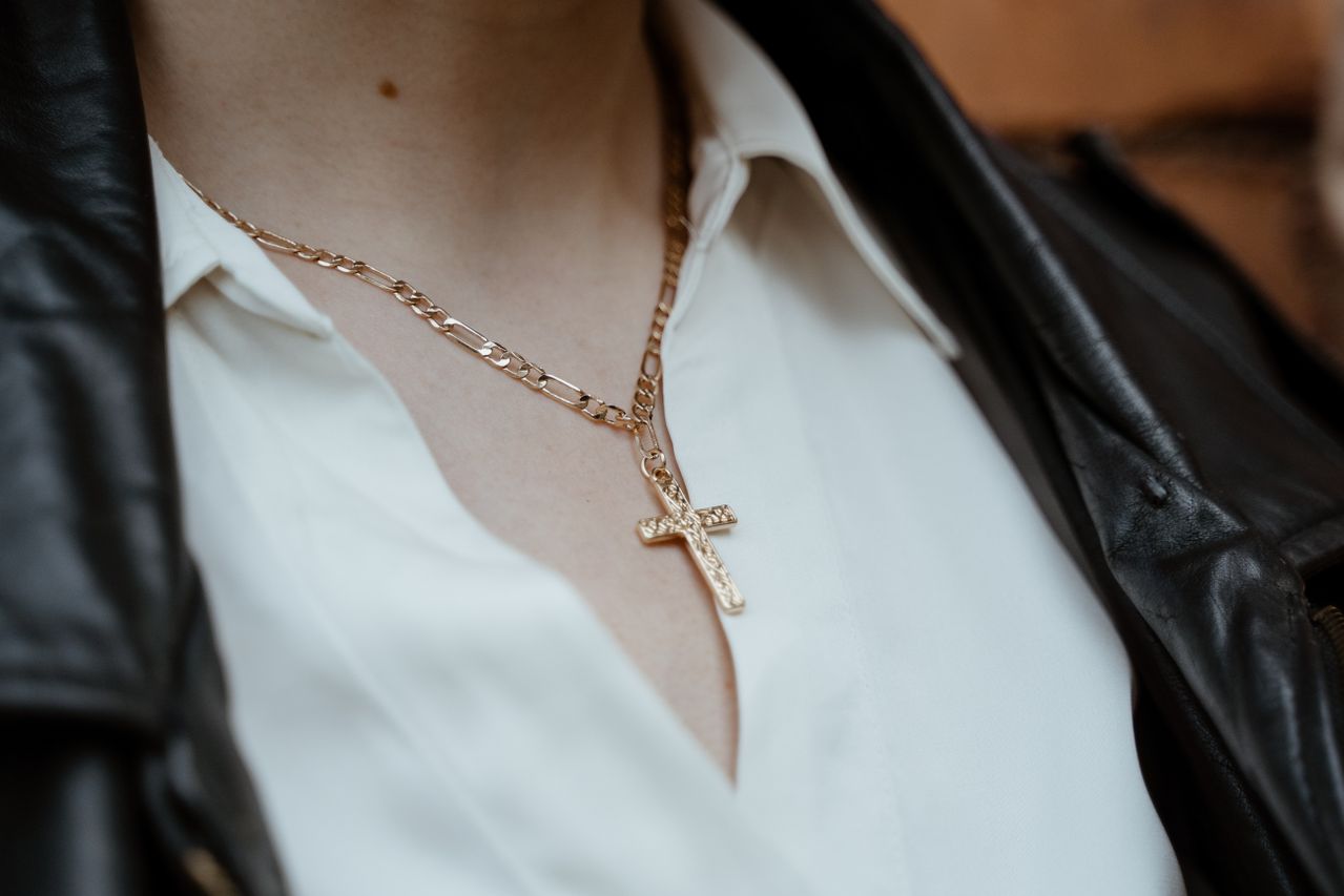 Comment porter une croix en or au quotidien ?