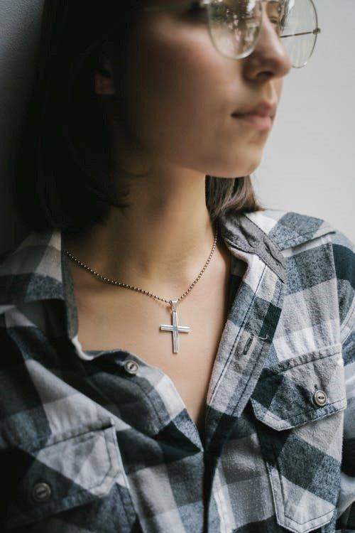 Comment porter une croix en or au quotidien